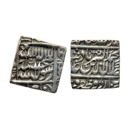 Akbar, Silver Square Rupee, 11.32gm, Urdu Zafar Qarin Mint, undated variety without Alif, 
